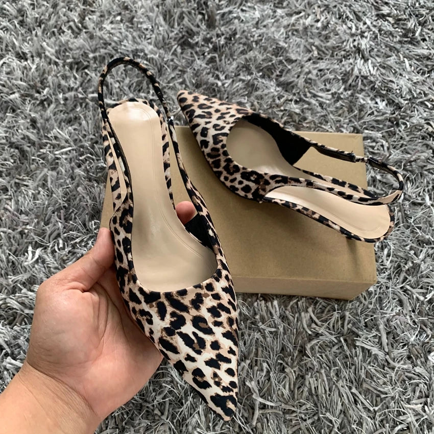 Savannah Chic - Sapatos Slingback Leopardo Elegantes