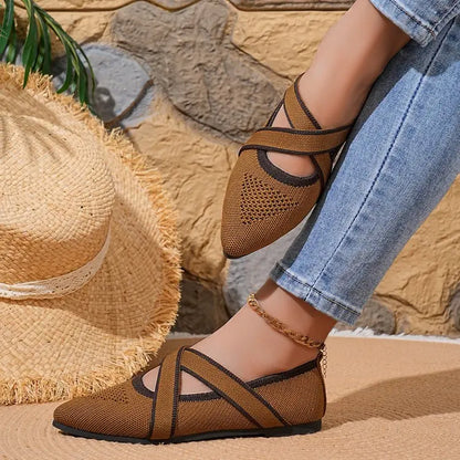 Élise - Elegant Two-Tone Flat with Criss-Cross Straps