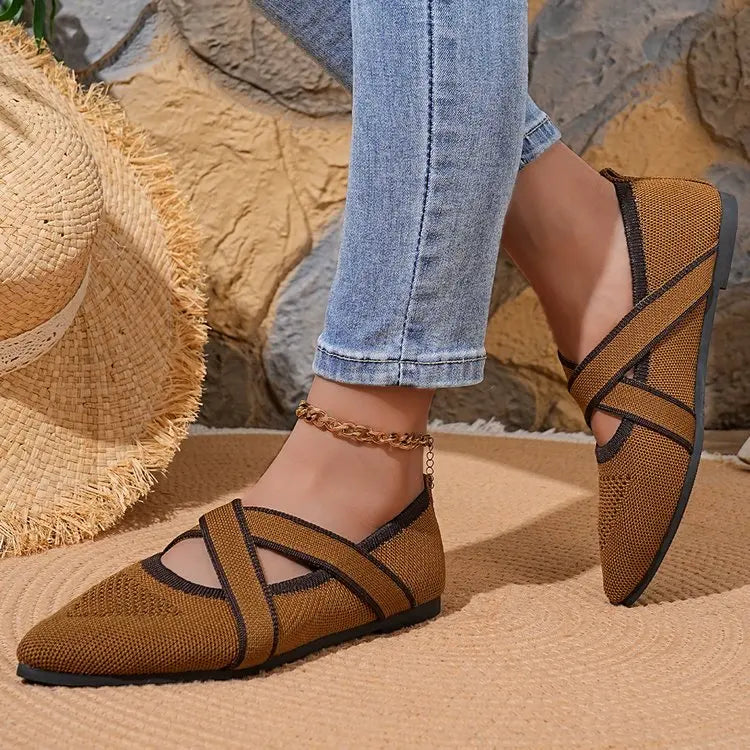 Élise - Elegant Two-Tone Flat with Criss-Cross Straps