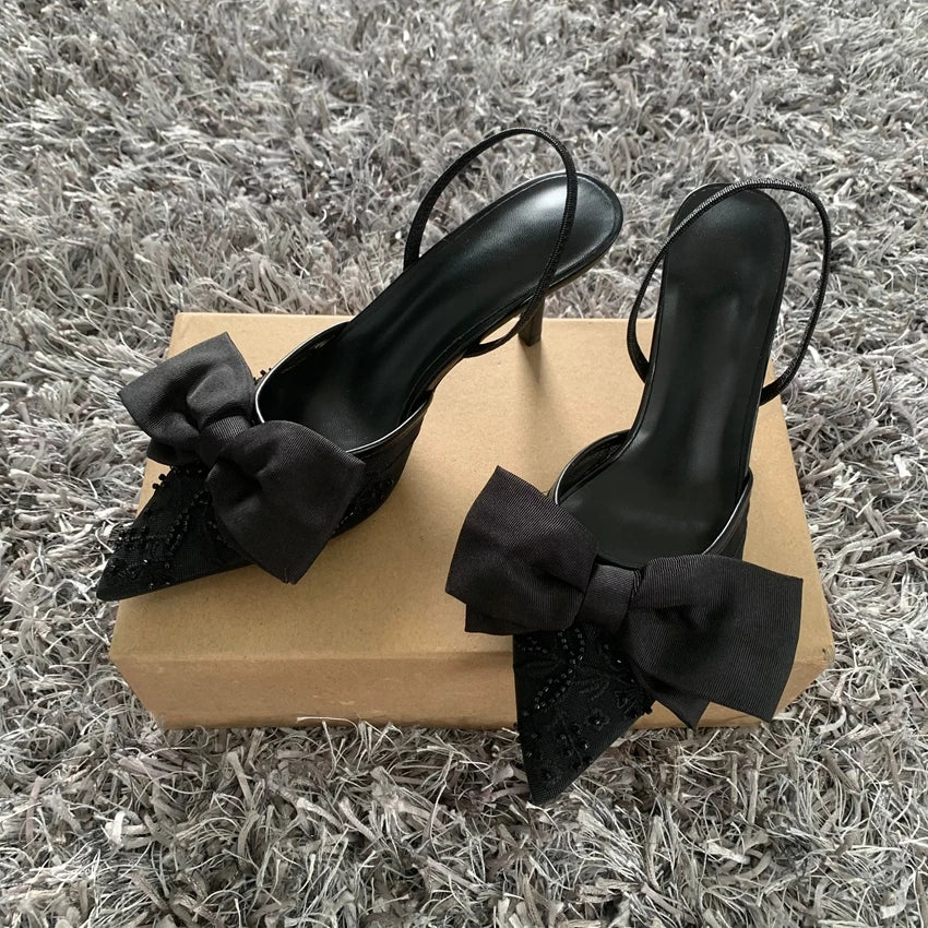 Arabella Fleur - Sapatos Slingback Bordados com Laço e Pérolas