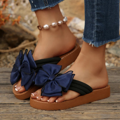 Chinelos Fiorella Bow – Charme, Leveza e Conforto para o Verão